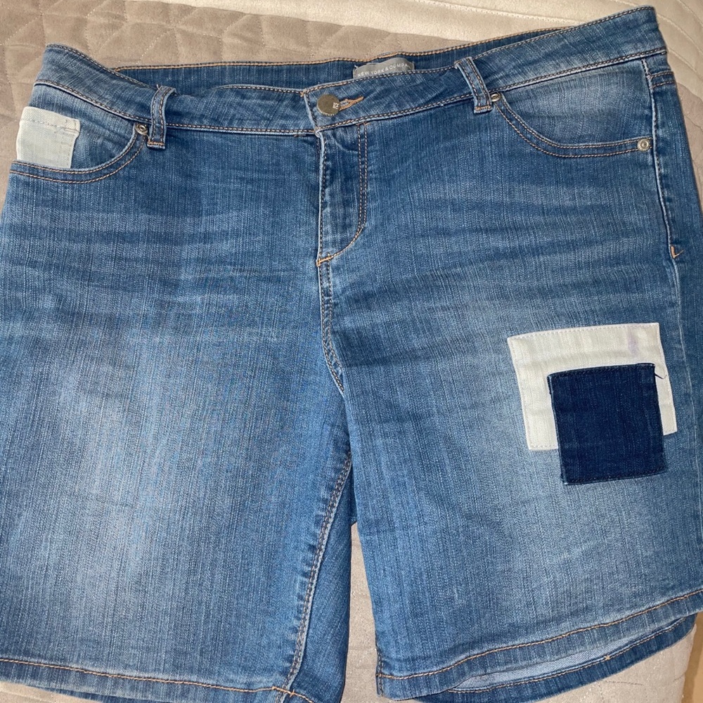 Medium wash, patch Jean shorts
